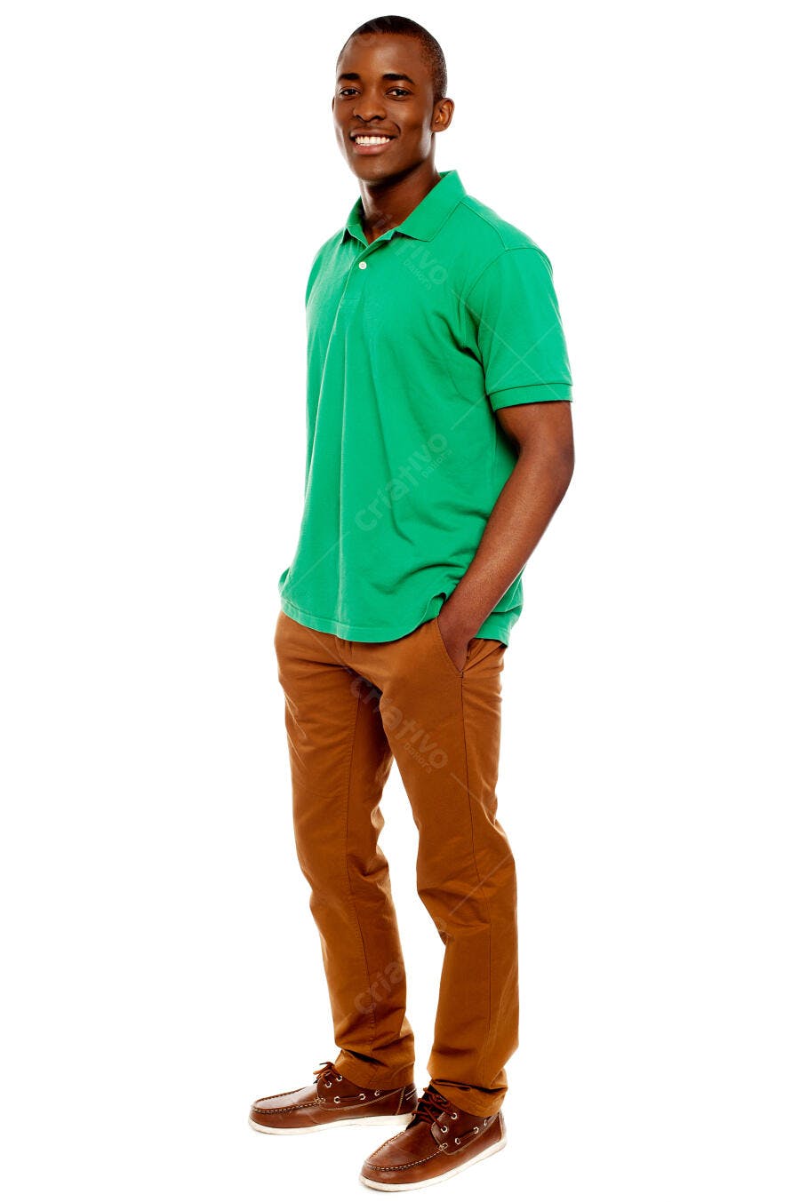 Homem negro sorrindo roupa casual