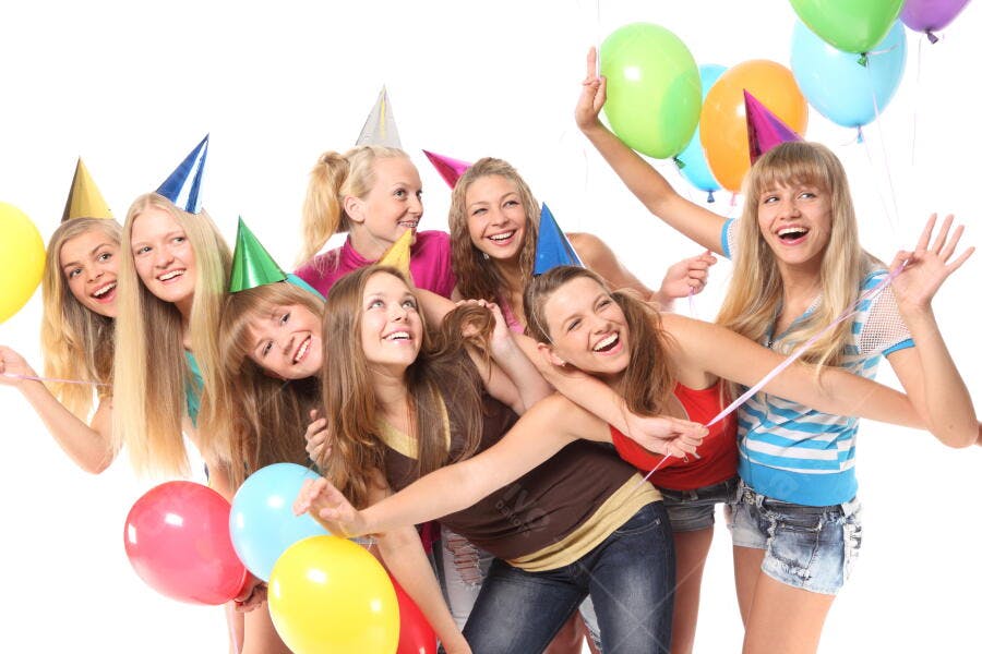 Amigas em festa com balões coloridos