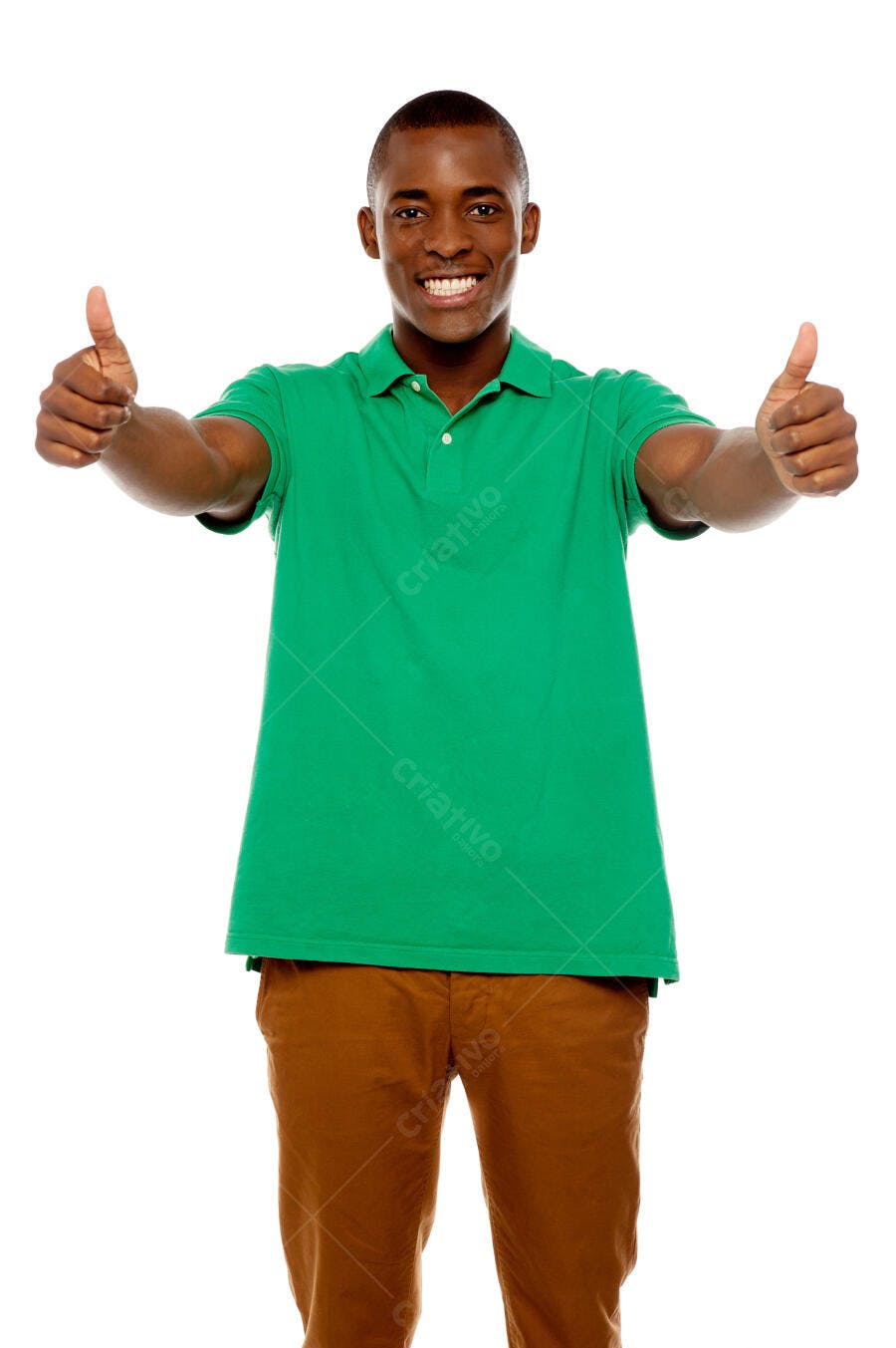 Homem negro mostrando positivo com os polegares