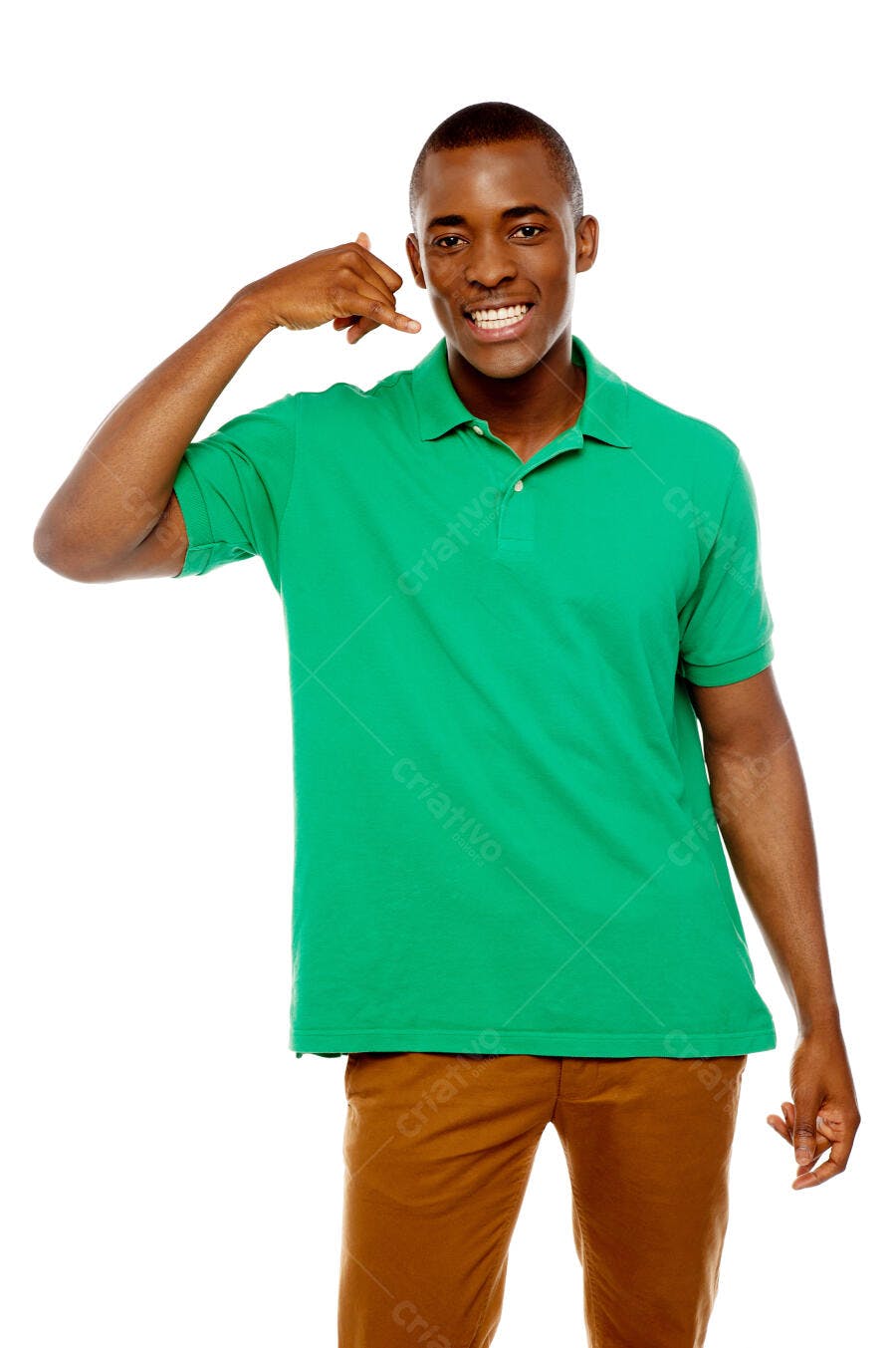 Homem Afrodescendente sinalizando telefone em fundo branco
