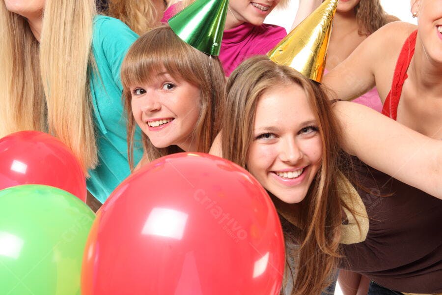 Amigas em festa de aniversário com balões