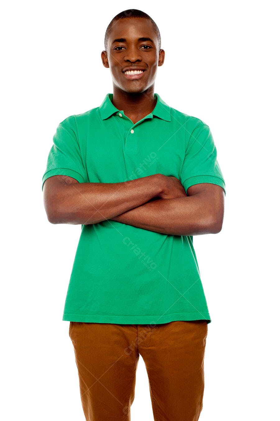 Homem negro sorridente camisa verde braços cruzados