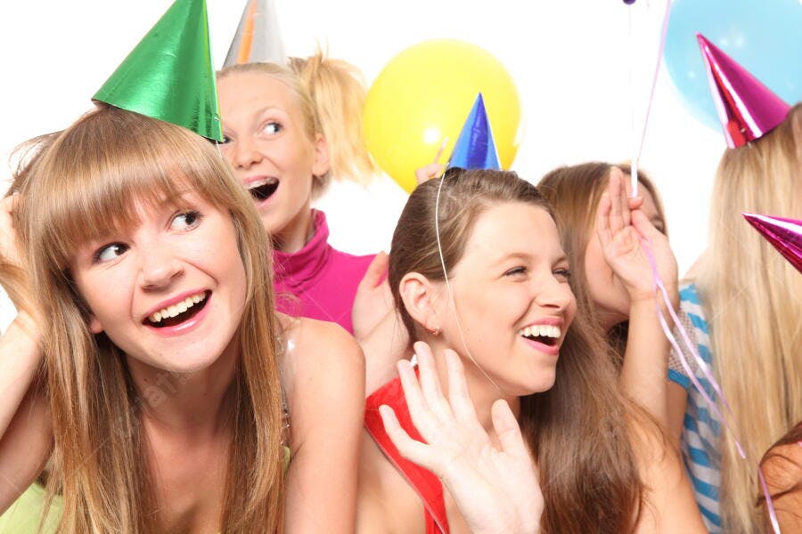 Amigas em festa de aniversário com balões
