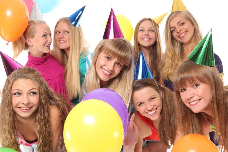 Amigas em festa com balões e chapéus