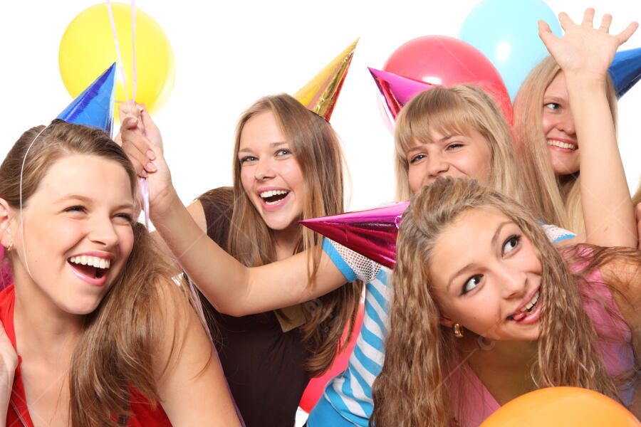 Amigas felizes festa aniversário balões