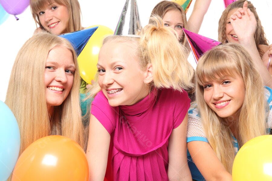 Amigas adolescentes em festa de aniversário