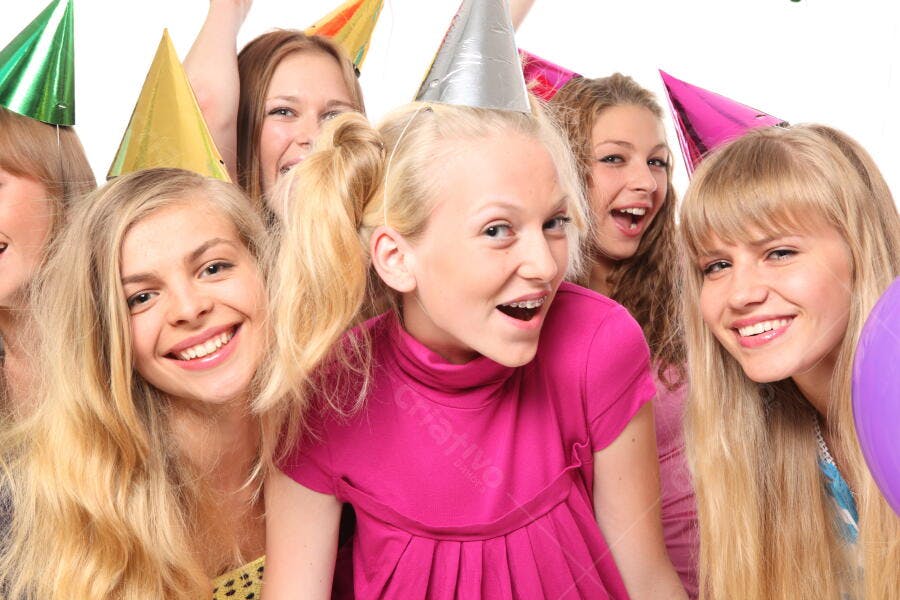 Amigas adolescentes em festa de aniversário