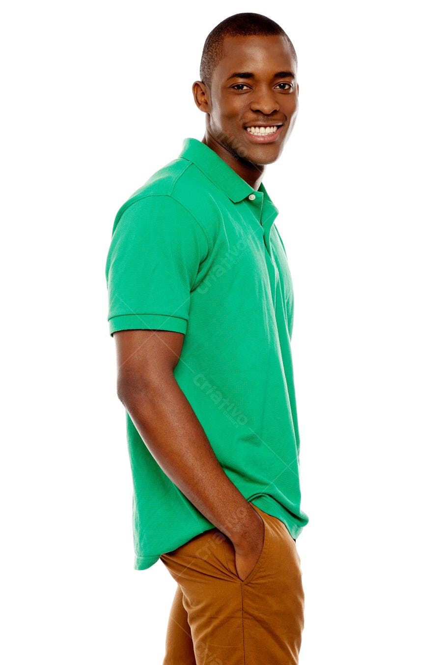 Homem negro sorrindo camiseta verde