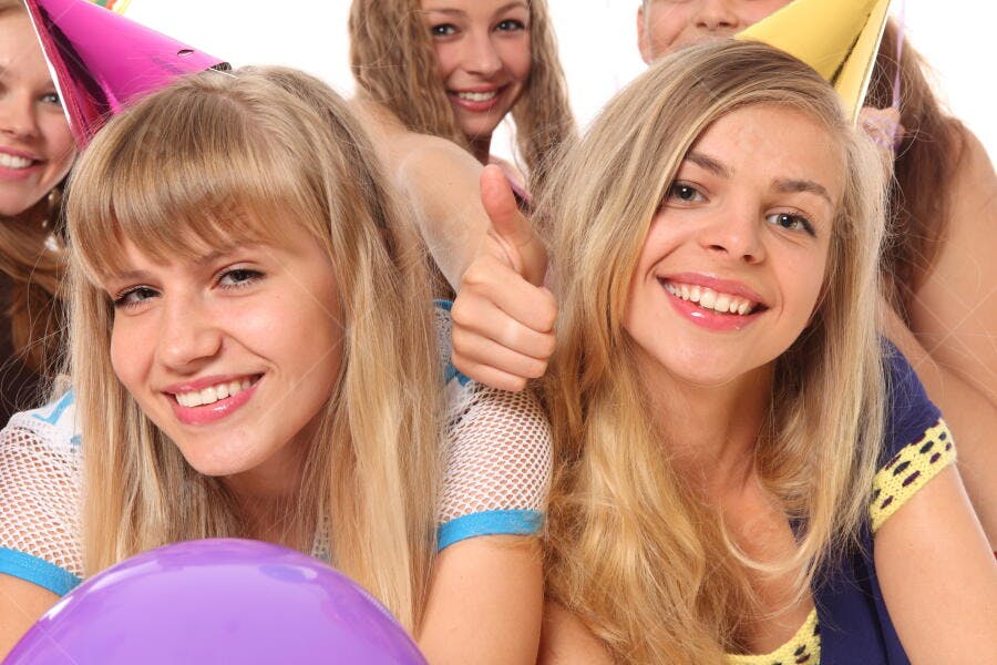 Amigas loiras em festa de aniversário