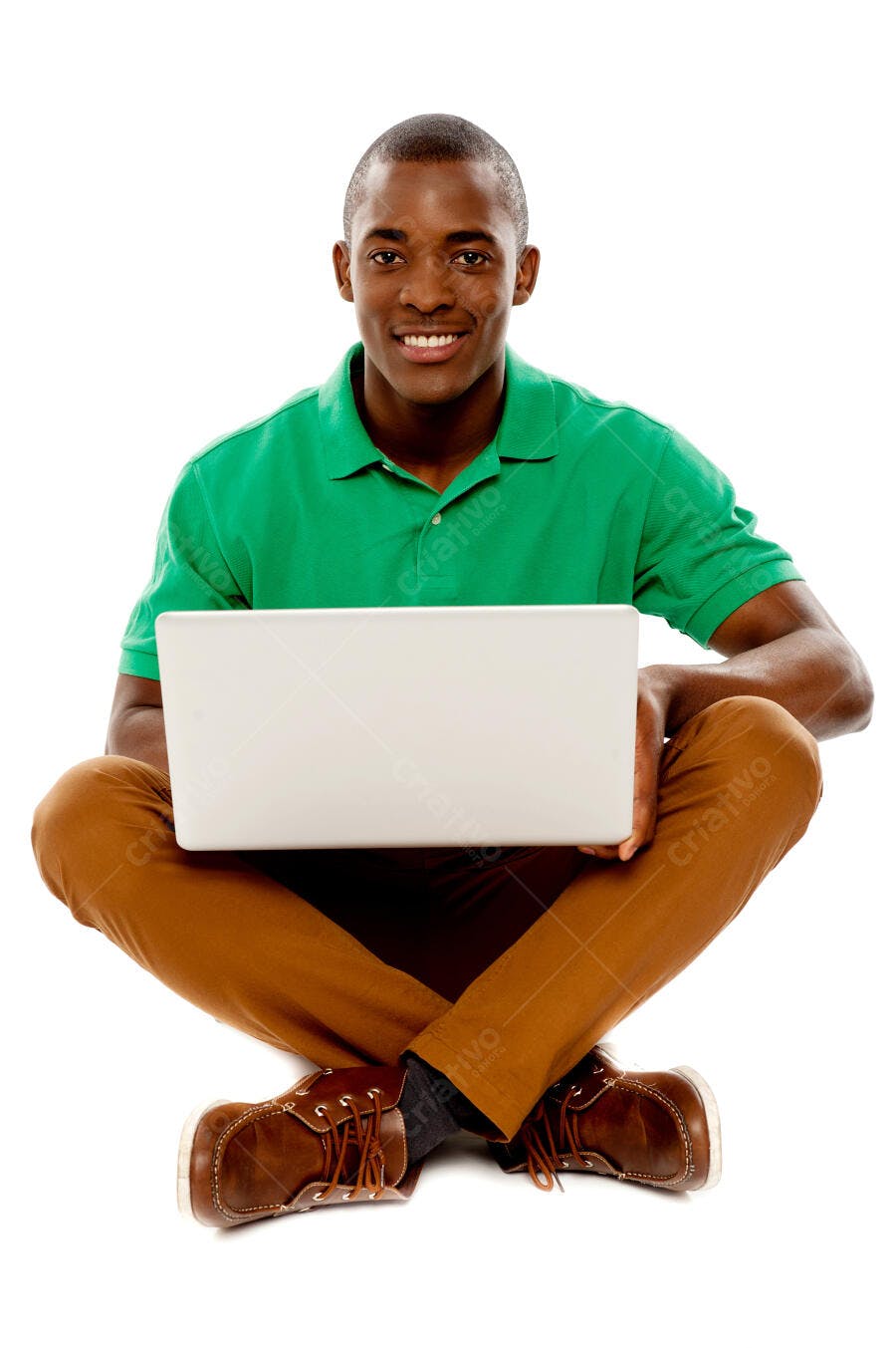 Homem Africano usando Laptop no Chão