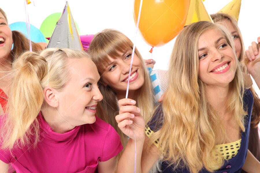 Amigas em festa de aniversário com balões