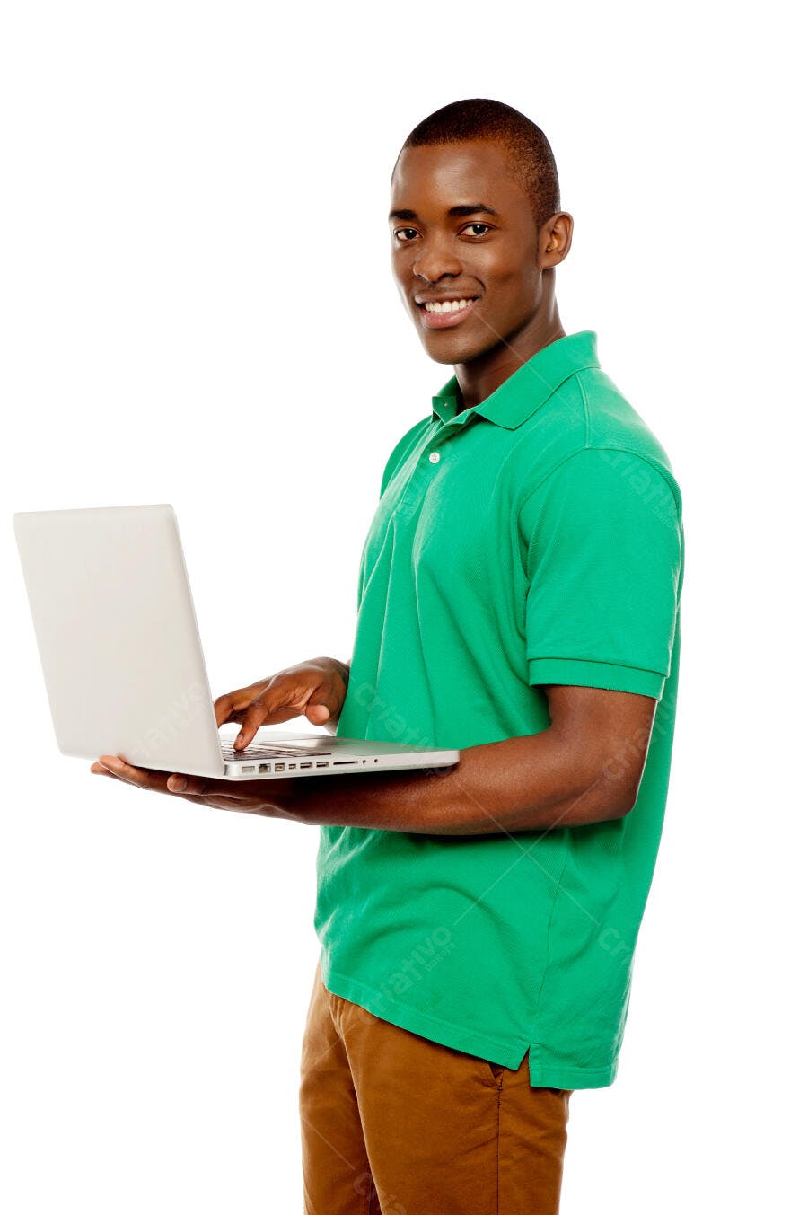 Homem usando laptop sorrindo fundo branco