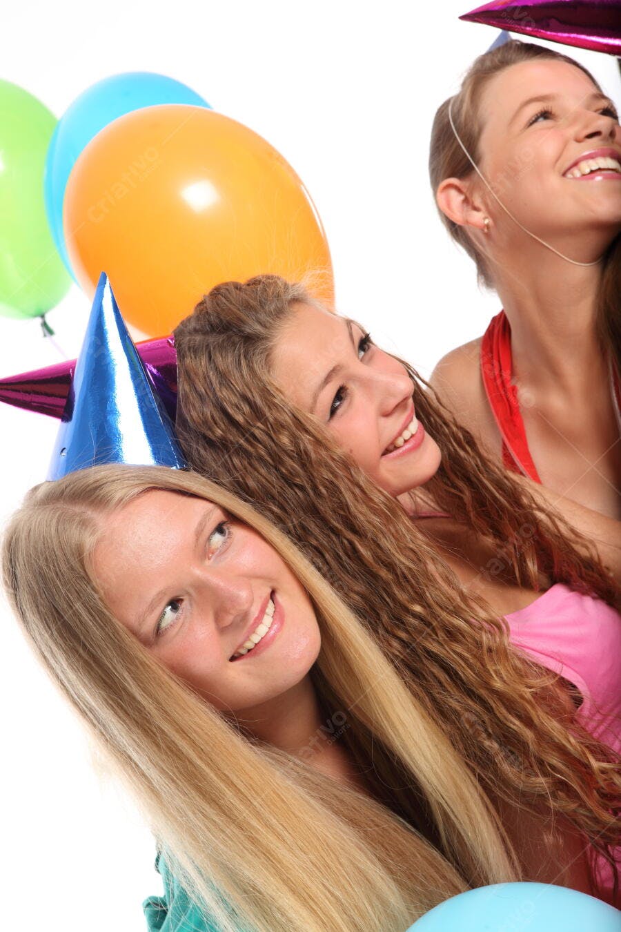 Amigas jovens em festa com balões coloridos