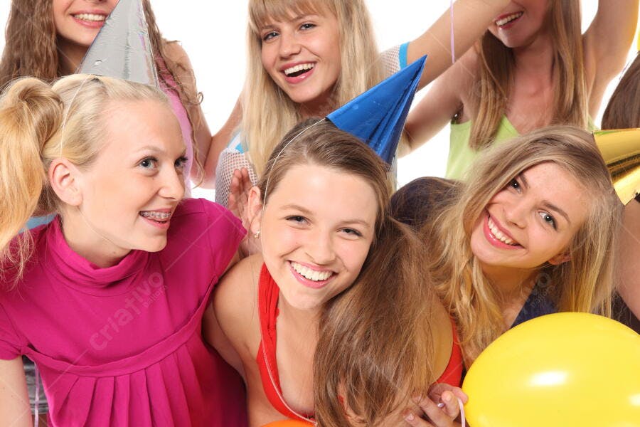Amigas em festa de aniversário com balões