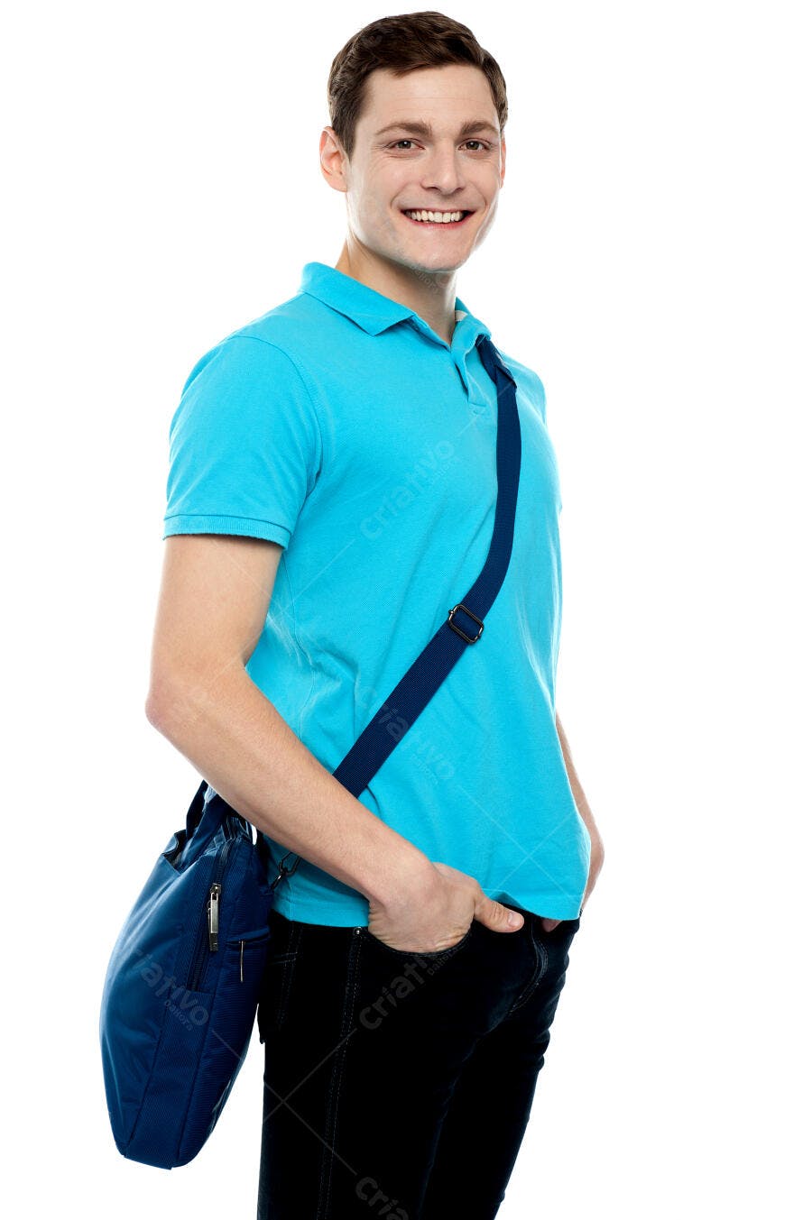 Homem jovem sorrindo com bolsa de ombro