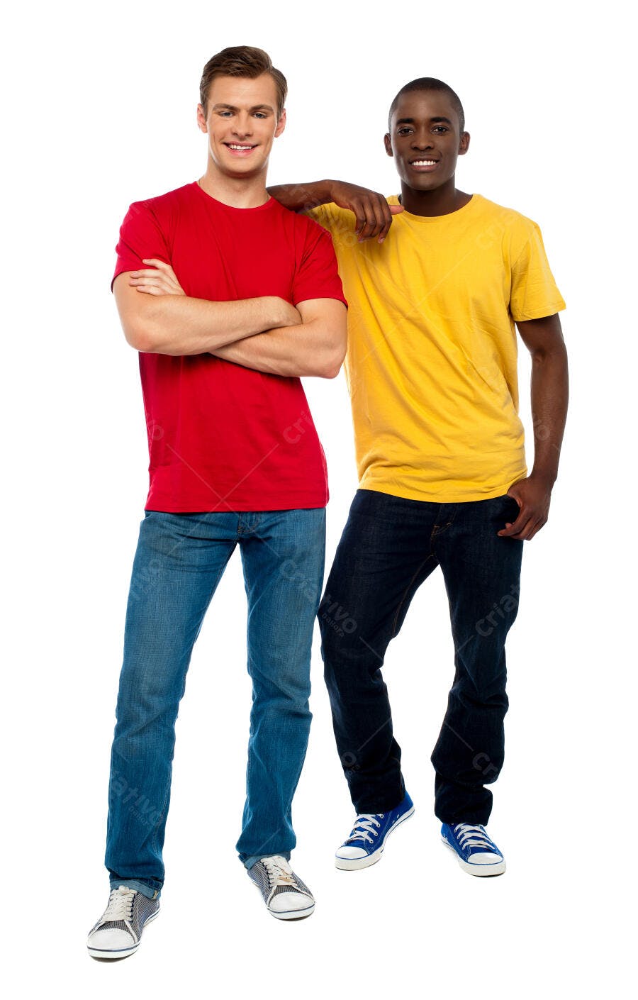 Dois amigos sorrindo fundo branco