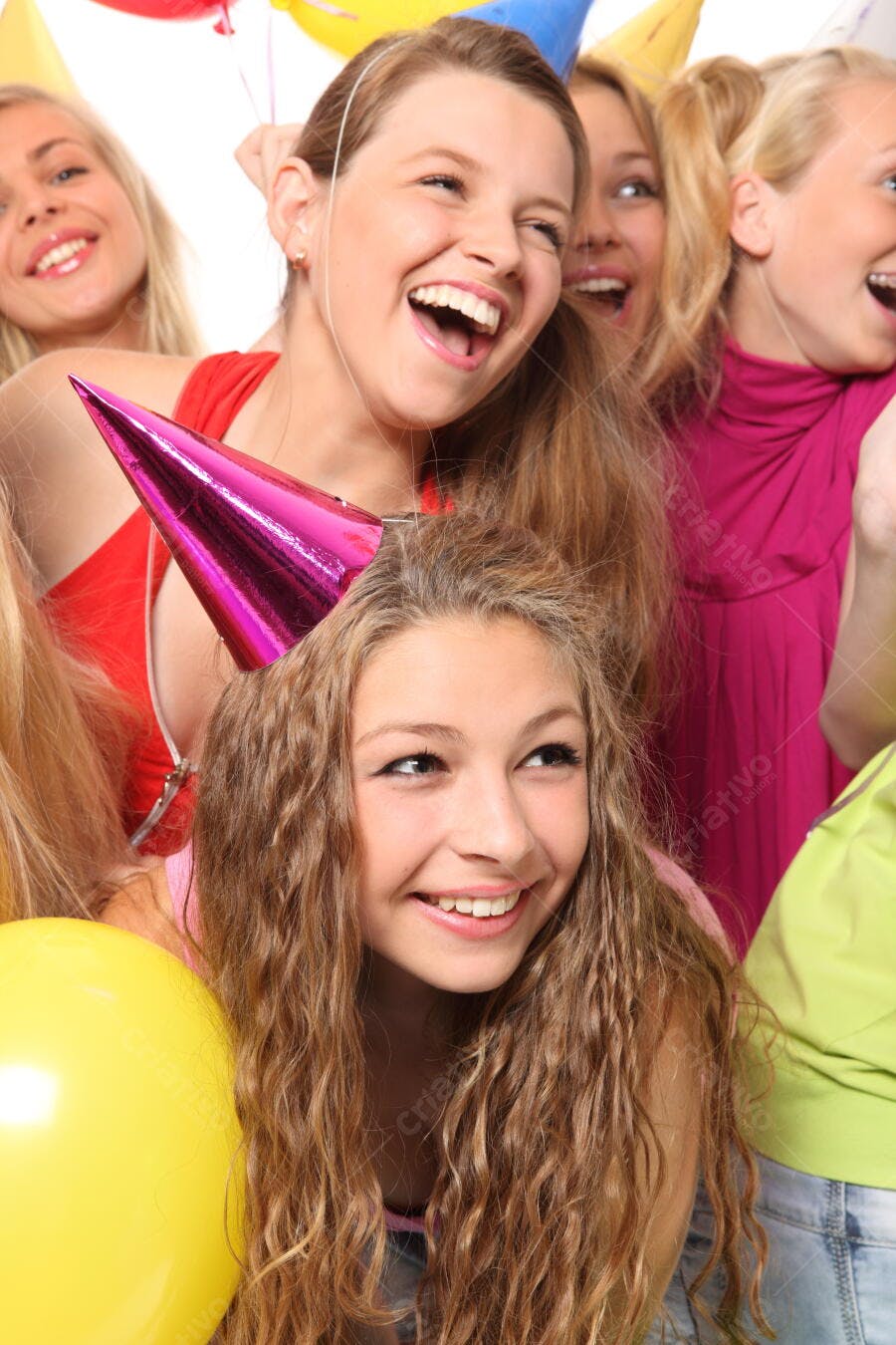 Amigas adolescentes festa aniversário balões