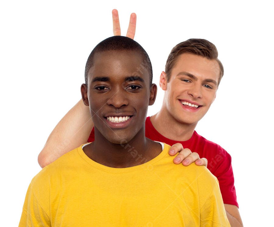 Amigos sorrindo fundo branco brincadeira orelhas