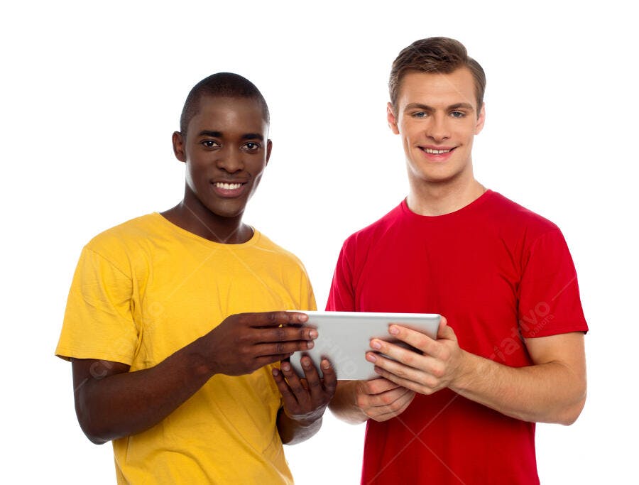 Dois jovens usando tablet fundo branco