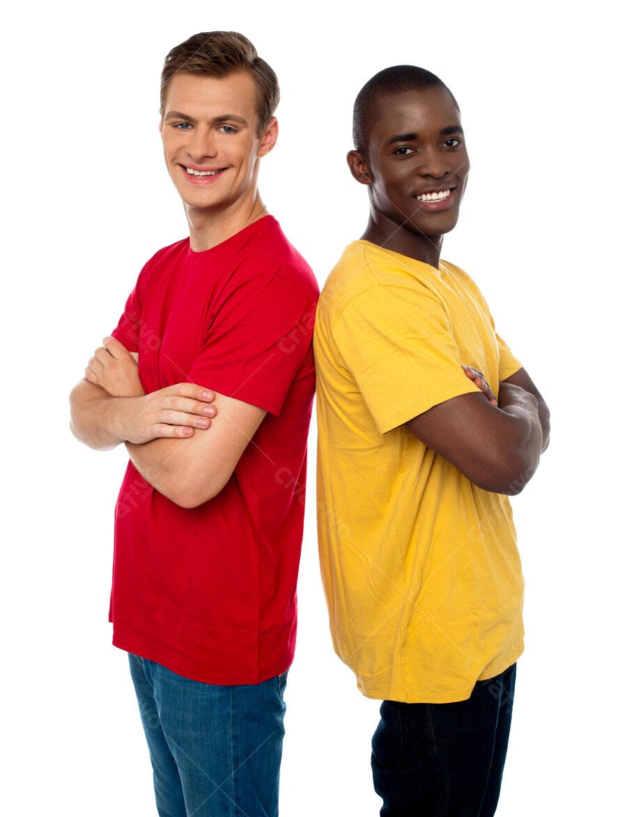 Dois jovens amigos sorrindo fundo branco