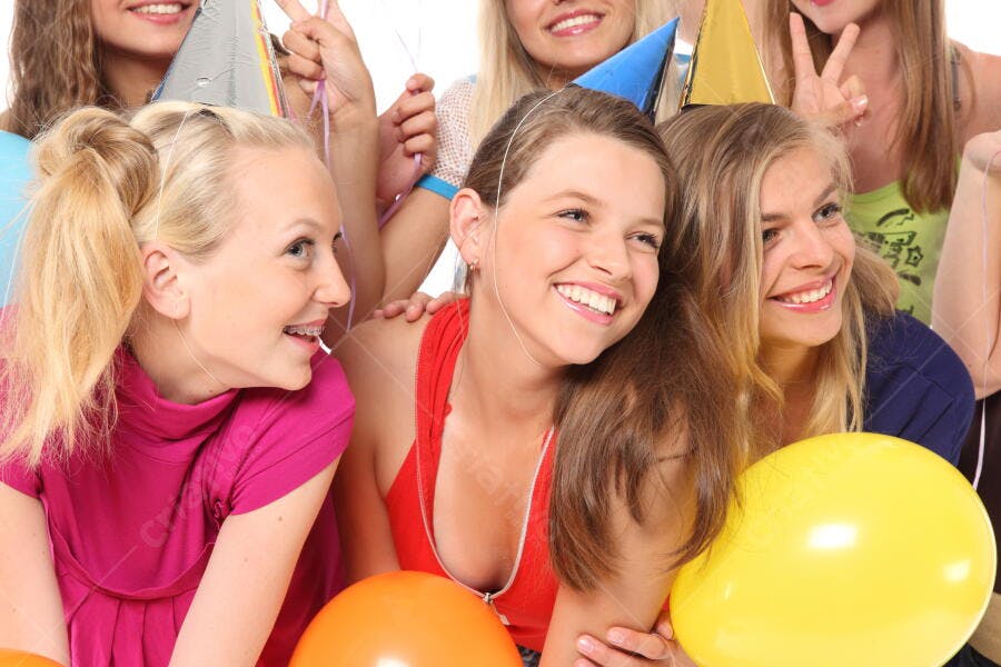 Amigas adolescentes festa aniversário balões