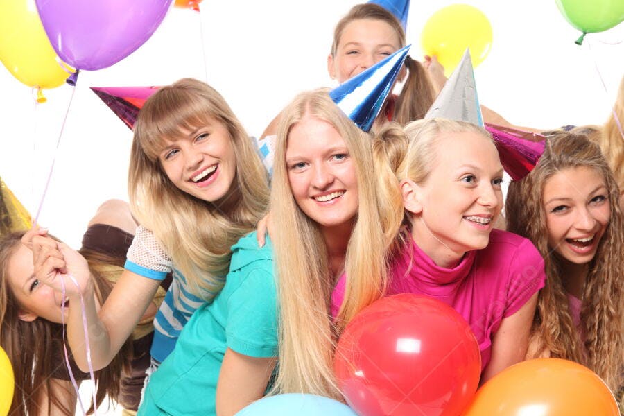 Amigas adolescentes em festa com balões