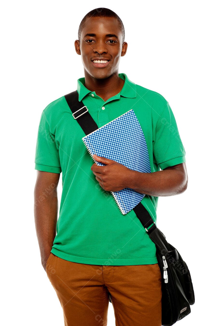 Estudante universitário negro com caderno
