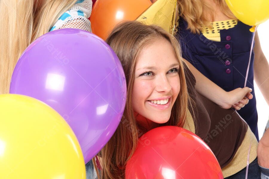 Adolescentes felizes com balões coloridos festa