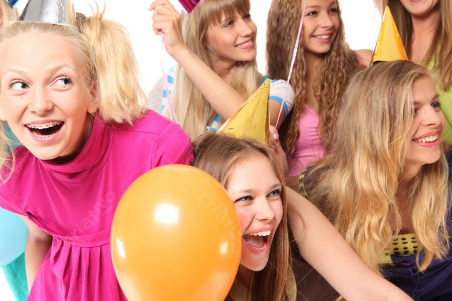 Amigas adolescentes em festa de aniversário