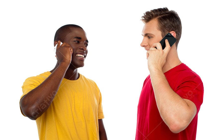 Dois homens conversando ao telefone