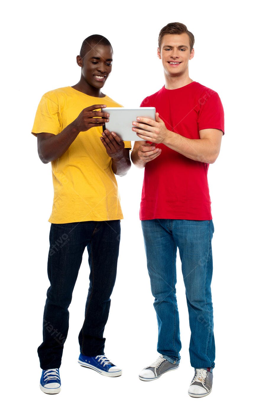 Amigos usando tablet fundo branco