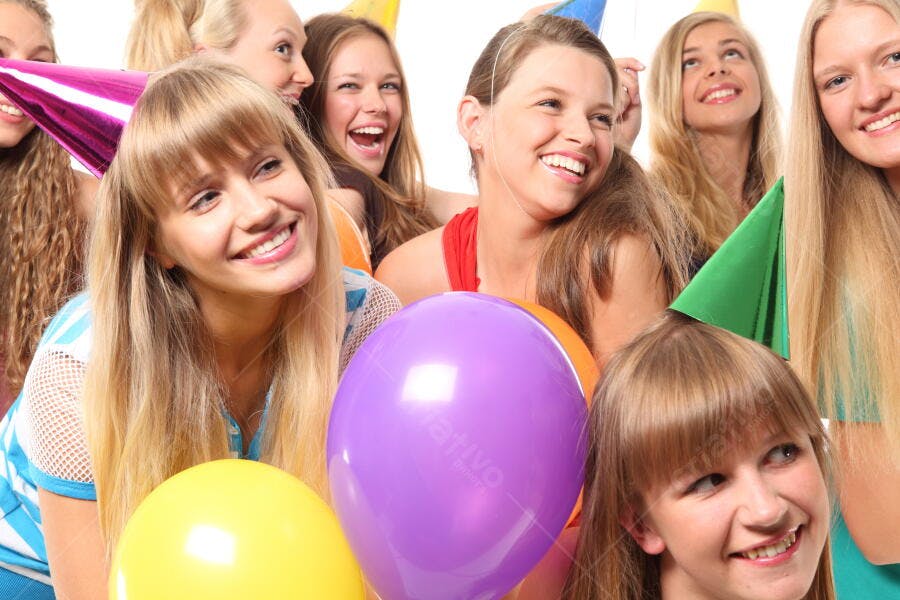 Mulheres jovens festa balões sorrindo