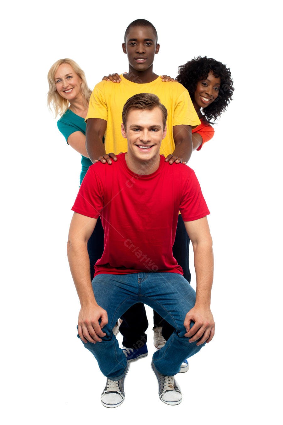 Grupo diverso de amigos sorrindo juntos