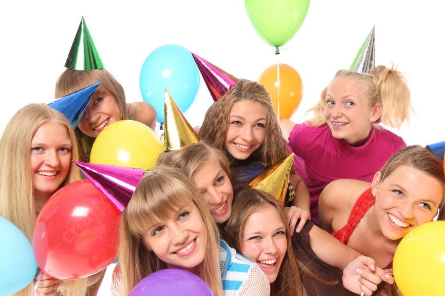 Amigas em festa com balões coloridos