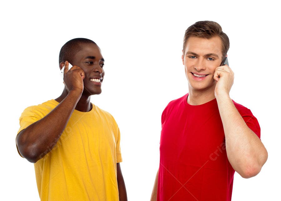 Dois homens falando ao telefone sorrindo