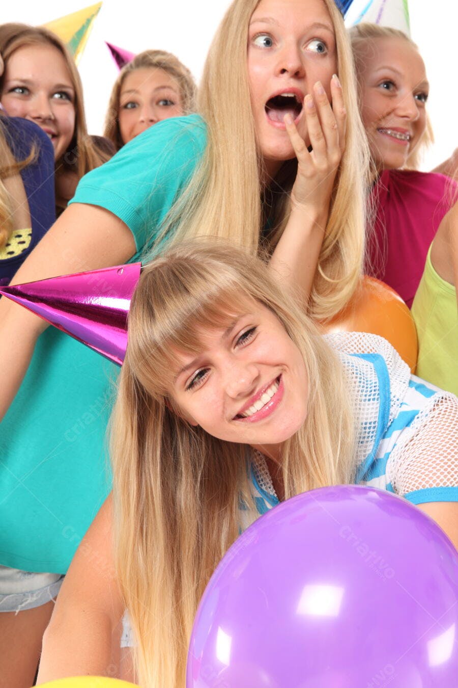 Amigas em festa com balões coloridos