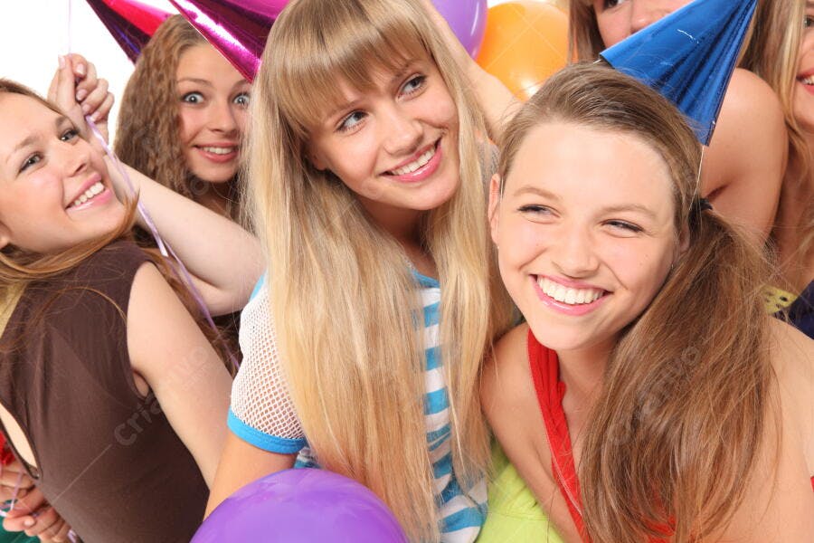 Amigas em festa de aniversário com balões