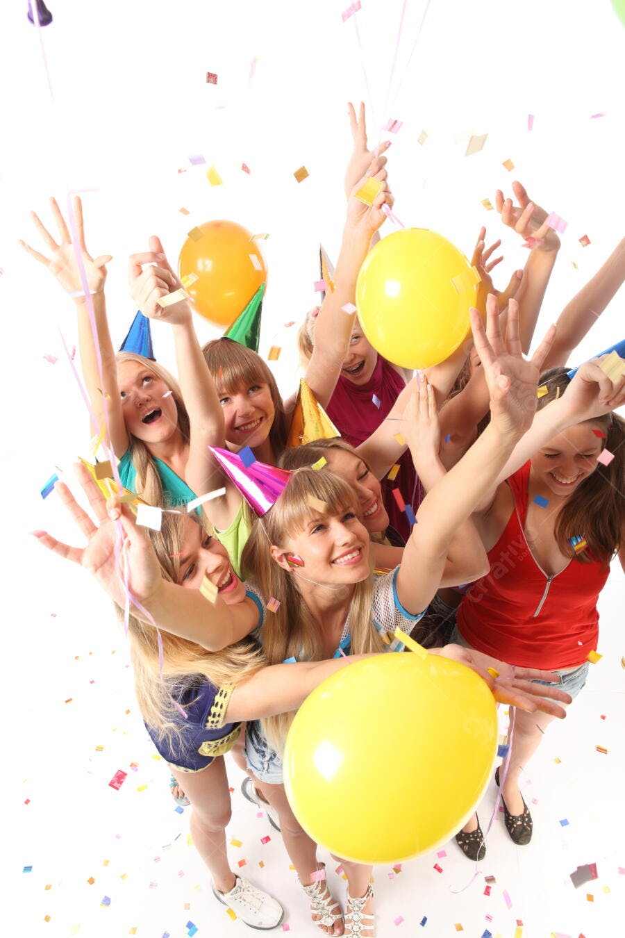 Grupo de amigas em festa com balões e confete
