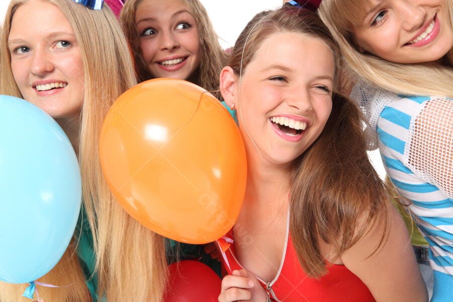 Amigas jovens e felizes com balões