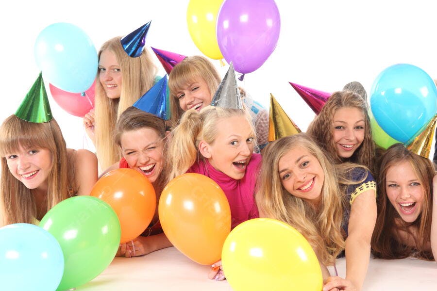 Amigas celebrando com balões coloridos