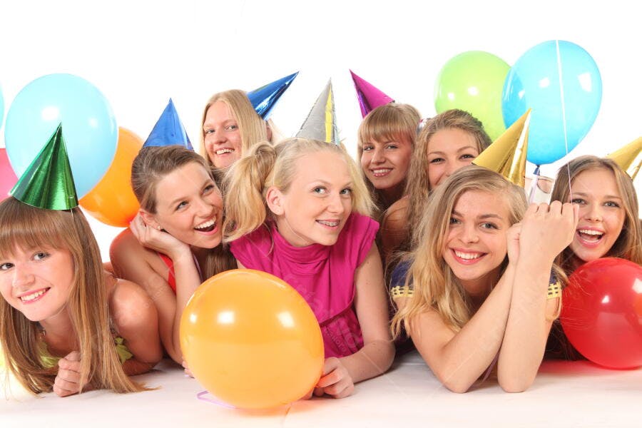 Amigas em festa com balões coloridos