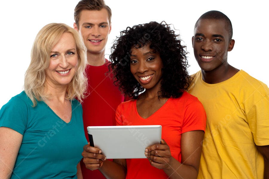 Grupo multiétnico usando tablet sorrindo