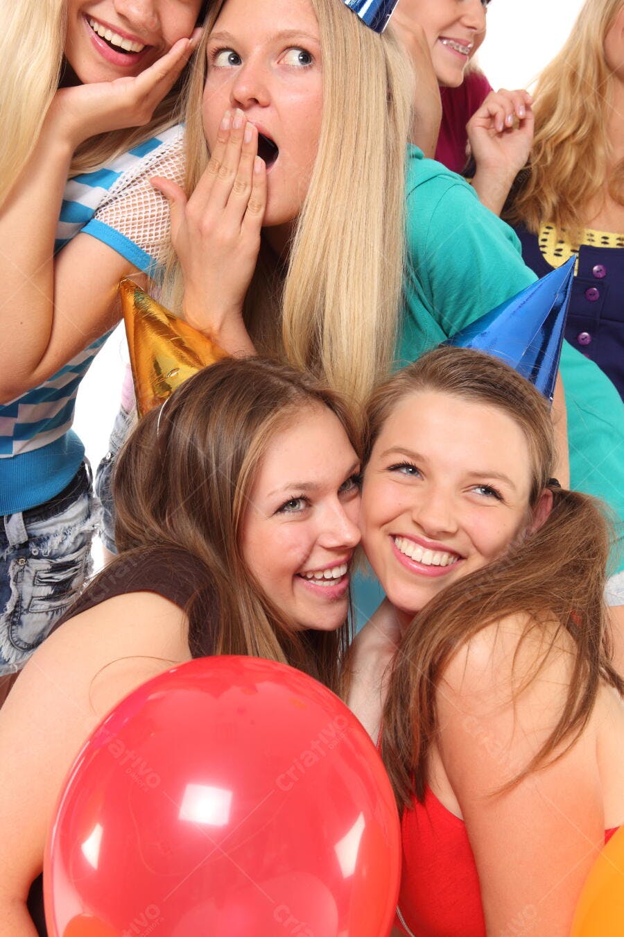 Amigas em festa de aniversário com balões