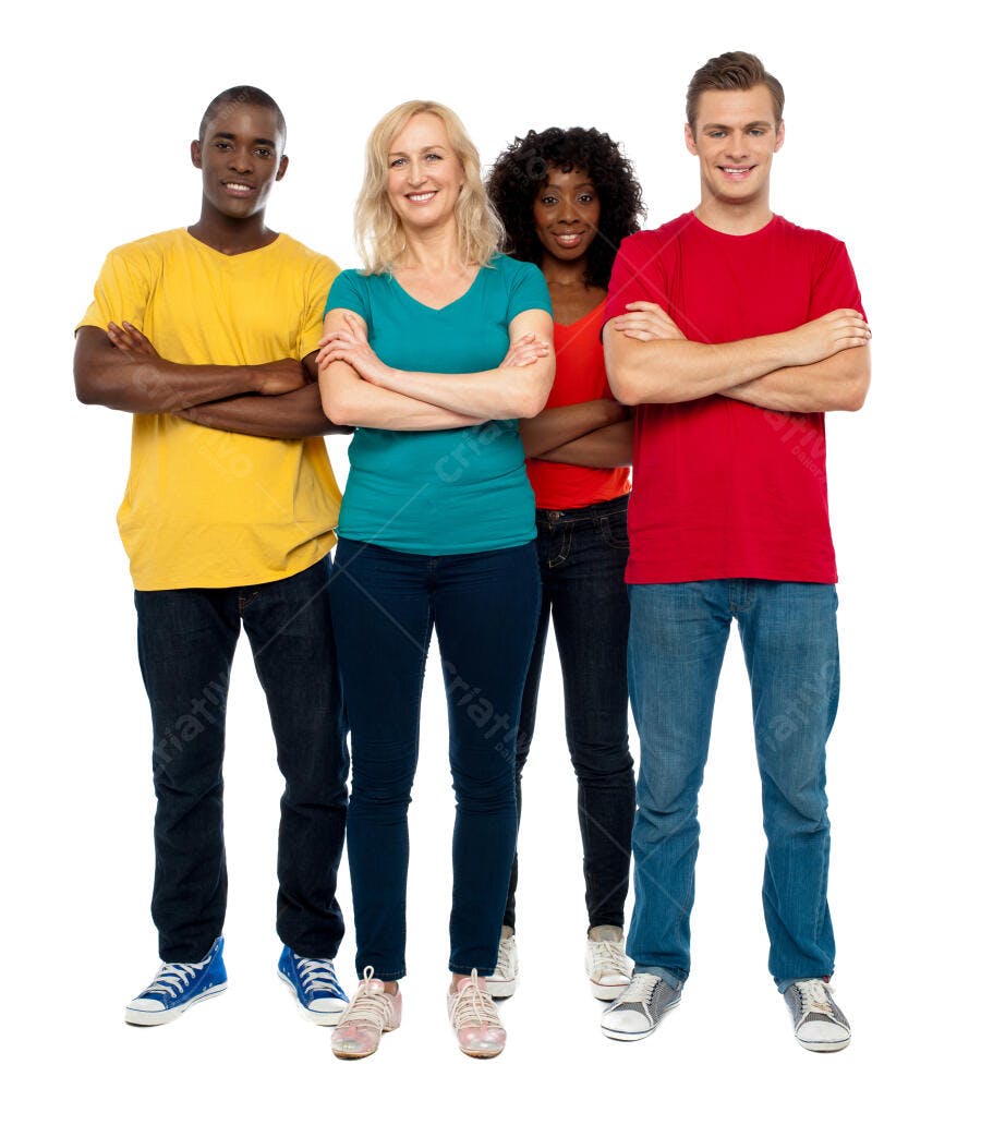 Grupo diverso de jovens sorrindo com braços cruzados