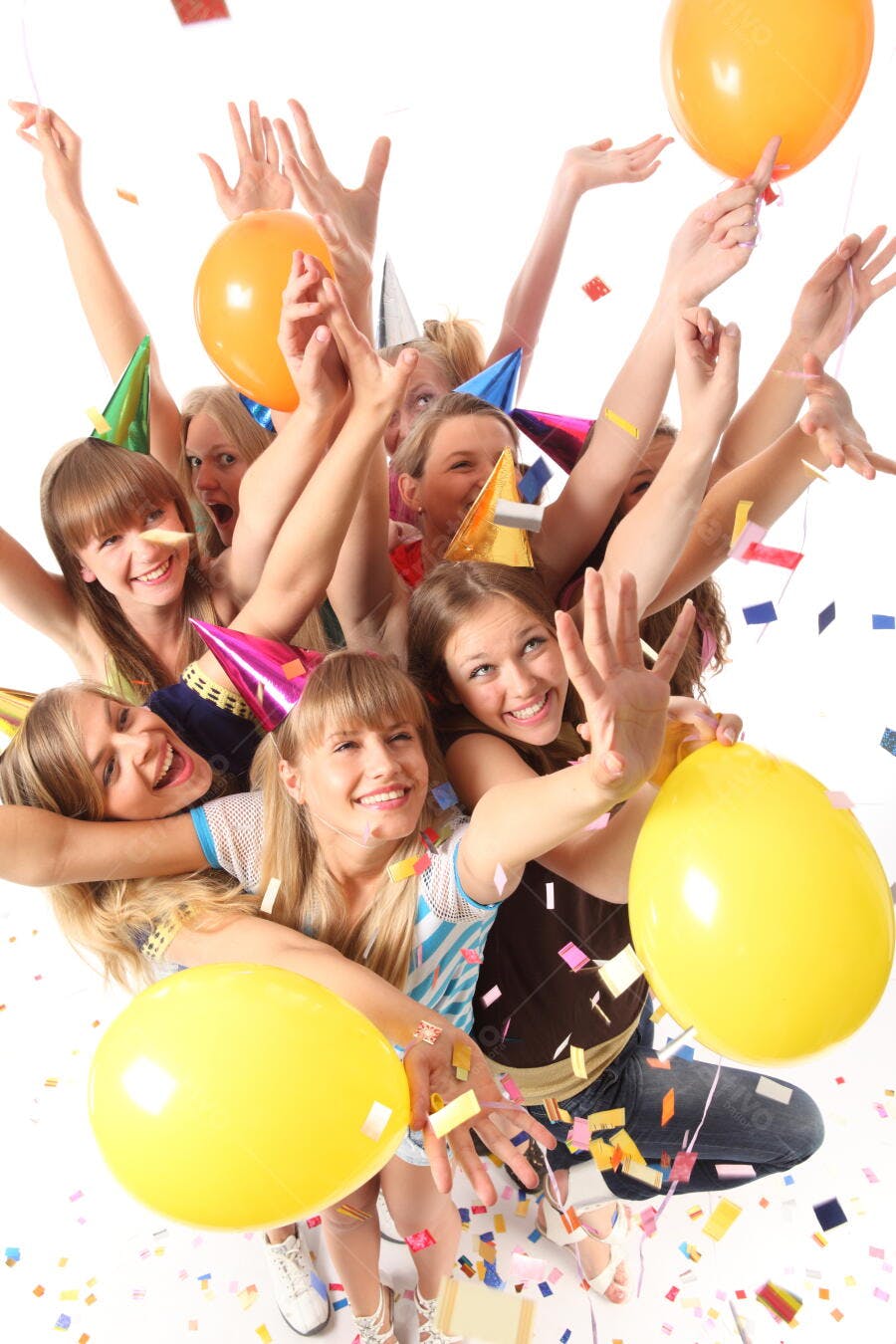 Mulheres jovens em festa com balões e confete