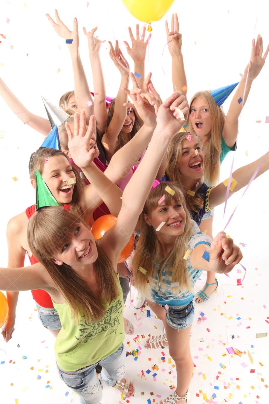 Amigas celebrando festa com confete