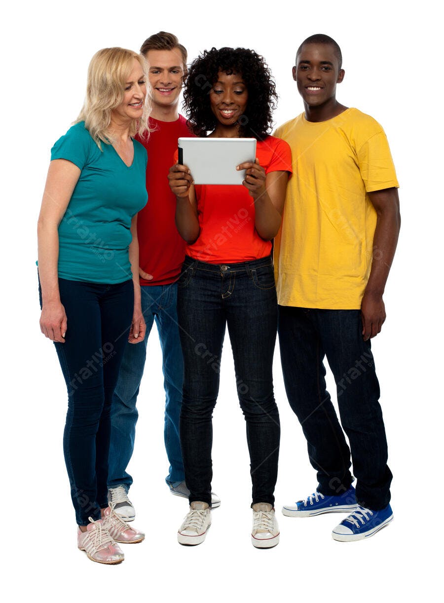 Grupo diverso olhando tablet sorrindo
