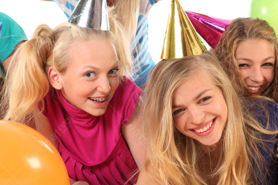Amigas adolescentes em festa de aniversário