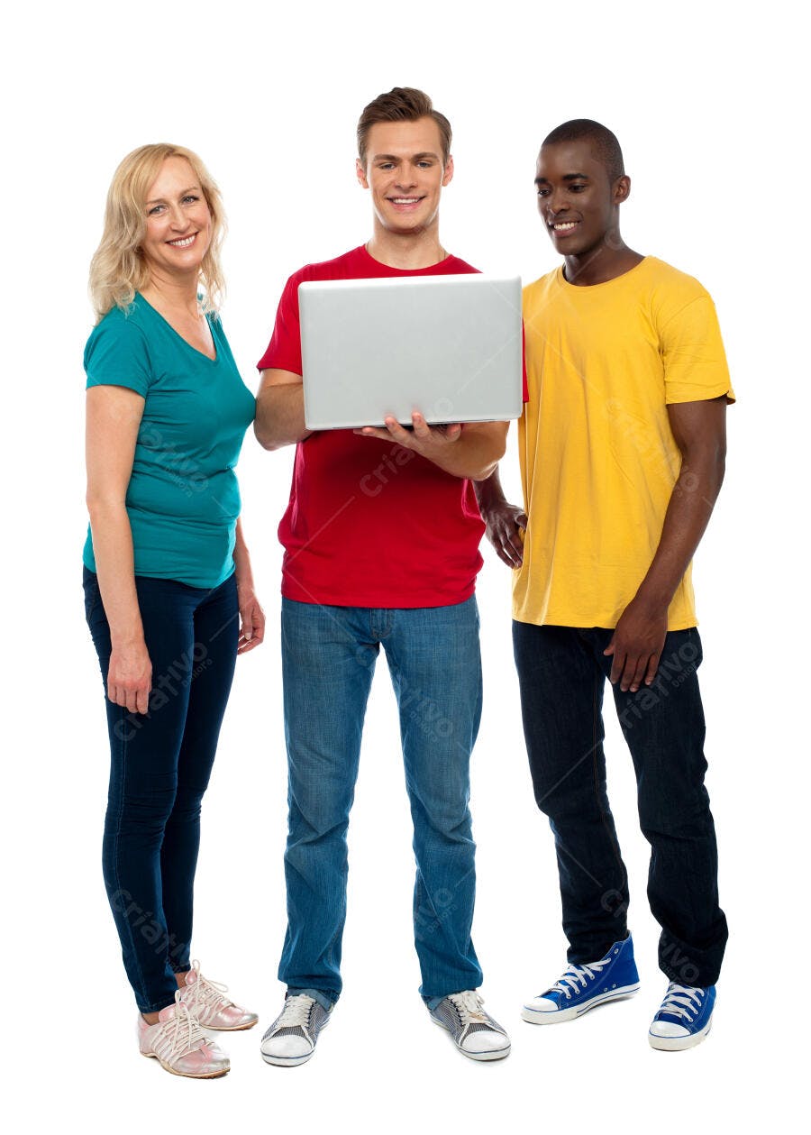 Grupo diverso olhando laptop sorrindo