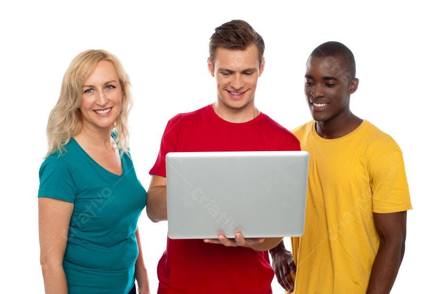 Grupo olhando laptop tela sorriso